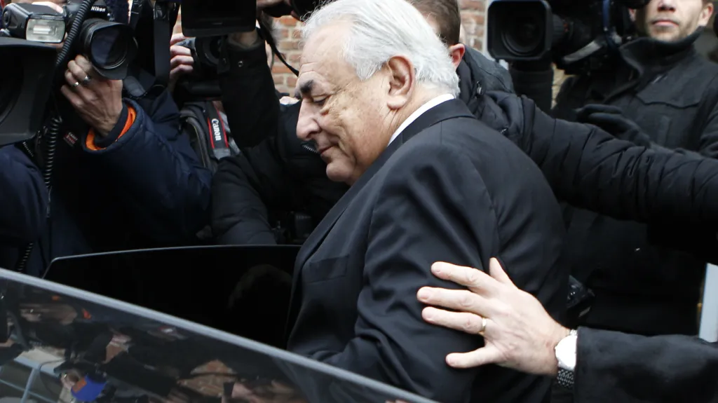 Strauss-Kahn odjíždí od soudu v Lille