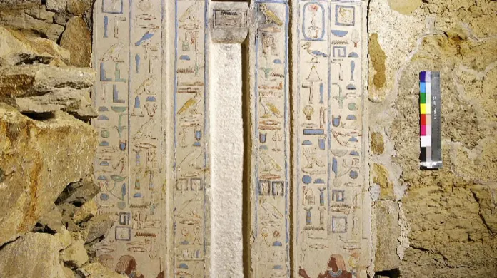 Hieroglyfy na zdobených pilířích