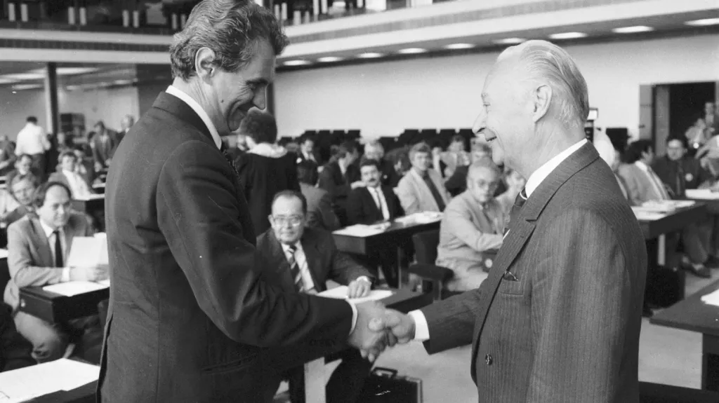 Miloš Zeman při gratulaci Alexanderu Dubčekovi v roce 1990