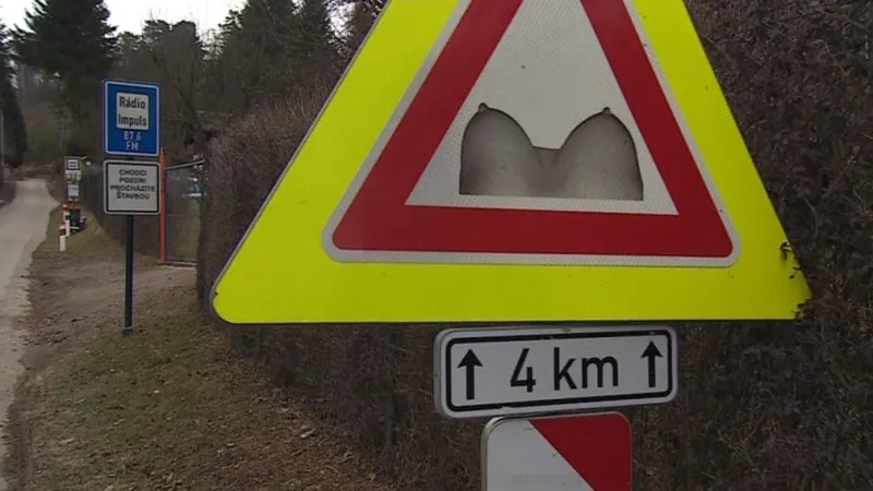 Dopravní značky prý sběratel našel ve škarpě. Pak si je upravil