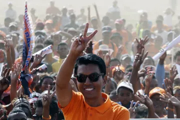 Prezidentem Madagaskaru byl zvolen podnikatel Rajoelina. Braňte své hlasy, vyzval voliče jeho sok