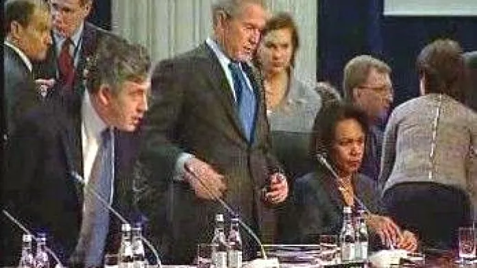 Britský premiér Gordon Brown, americký prezident George Bush a šéfka americké diplomacie Condoleeza Riceová na summitu NATO v Bukurešti.