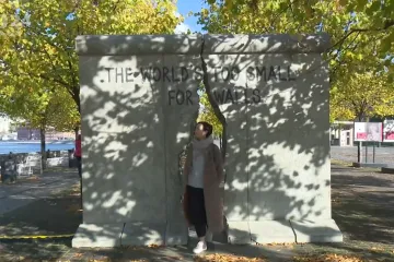 V Moskvě vyrostla Berlínská zeď s puklinou. Odkaz jejího pádu je v Rusku citlivý