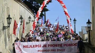 Hnutí pro život v Praze uspořádalo Pochod pro život, jeho odpůrci zablokovali most Legií
