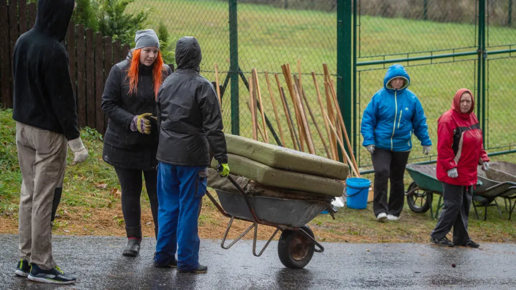 Dobrovolníci pomáhají v Lenoře s úklidem