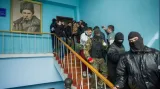 Události: Je jen otázkou času, kdy ukrajinští vojáci opustí Krym