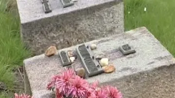 Poničený hřbitov v Terezíně