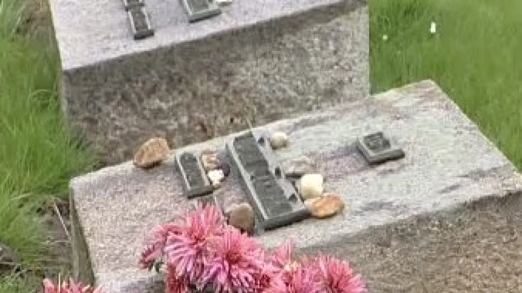 Poničený hřbitov v Terezíně