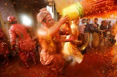 V Indii je příchod jara hodně barevný. Svátek Hólí stírá rozdíly mezi kastami