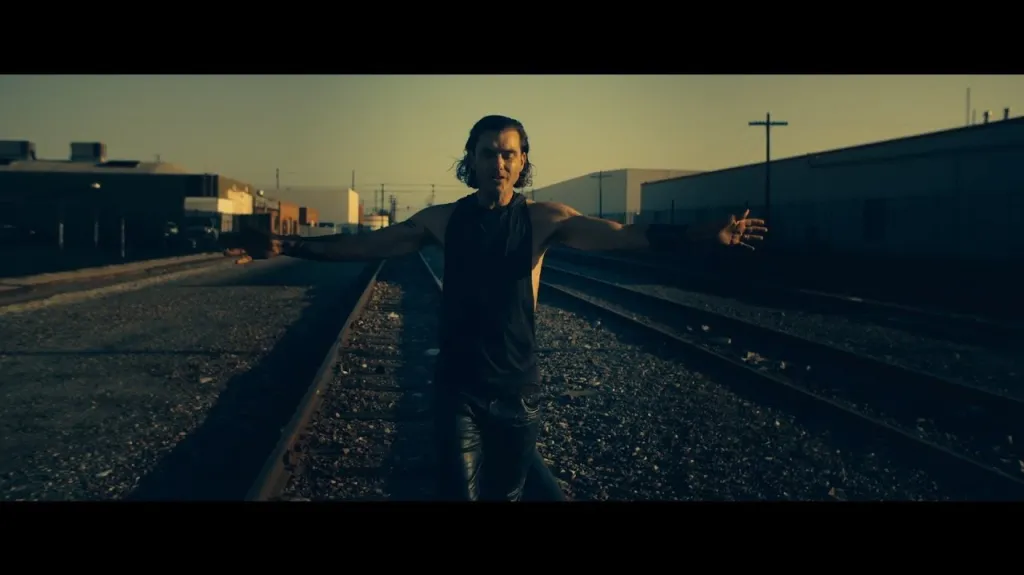 Bush v klipu ke skladbě Bullet Holes