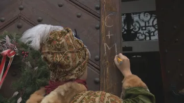 Koledník píšící iniciály