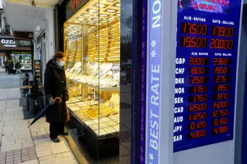 Turecká lira dál prudce oslabuje. Erdogan zvýšil minimální mzdu, odborníci ale v úspěch nevěří