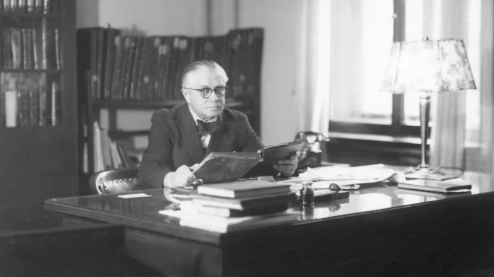 PhDr. Jan Thon byl český literární historik a knihovník. V letech 1920 až 1948 byl ředitelem Městské knihovny v Praze. Na snímku je ve své pracovně.