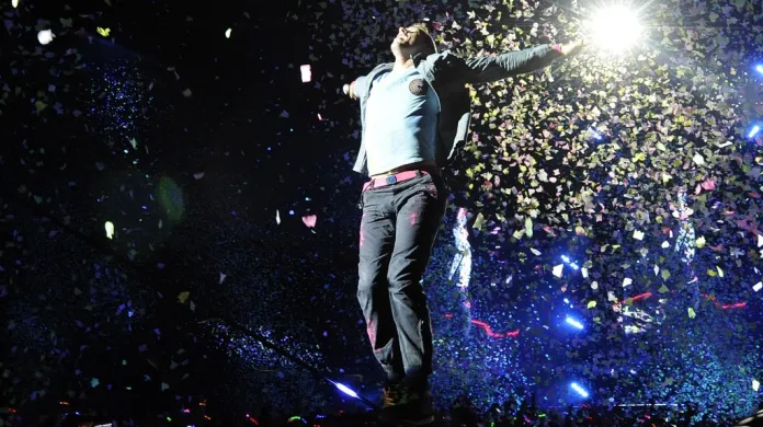 Zpěvák Chris Martin při koncertě Coldplay (Praha, září 2012)