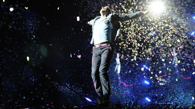 Zpěvák Chris Martin při koncertě Coldplay (Praha, září 2012)
