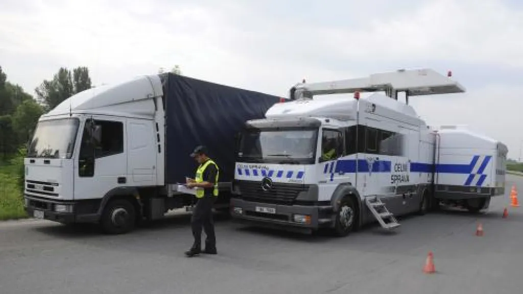 Mobilní rentgen kontroluje kamiony