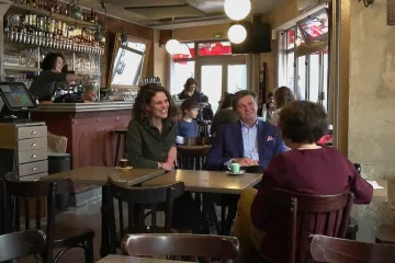 Francouzská kavárna patří na venkov. Vláda oživuje vylidněné vesnice novými podniky