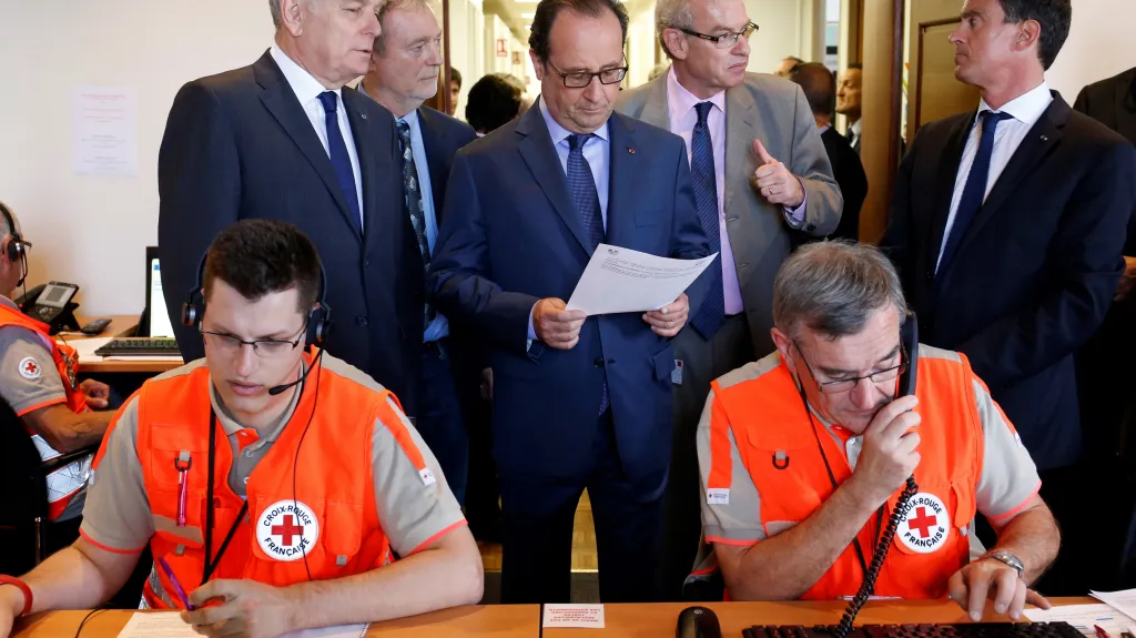 Zástupci vlády při návštěvě krizového štábu