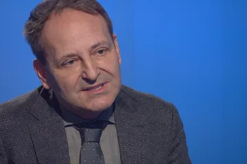 Léčba pacientů s covidem se výrazně zlepšila, říká o uplynulém roce lékař Dlouhý. Vlnu je ale nutné sklopit