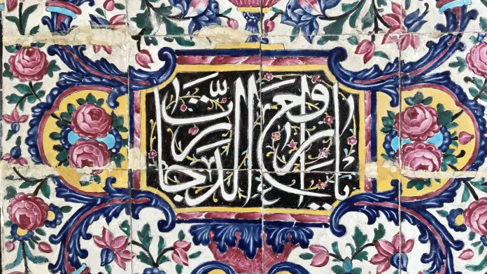 Mozaiky v Růžové mešitě v Šírázu