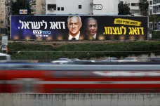Netanjahu a Gantz podepsali dohodu o koalici, v premiérské funkci se prostřídají