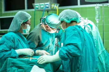 Půlroční chlapec měl stovku epileptických záchvatů denně, pomohla operace mozku