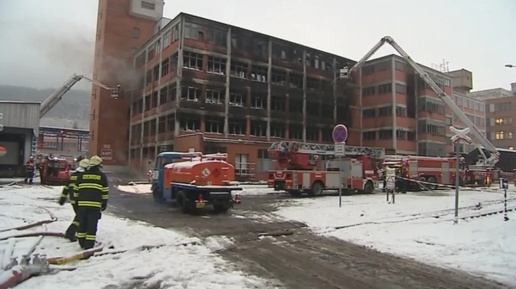 V areálu Svitu zůstávají desítky hasičů