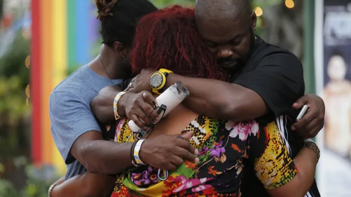 Orlando truchlí nad oběťmi masakru v tamním gay klubu