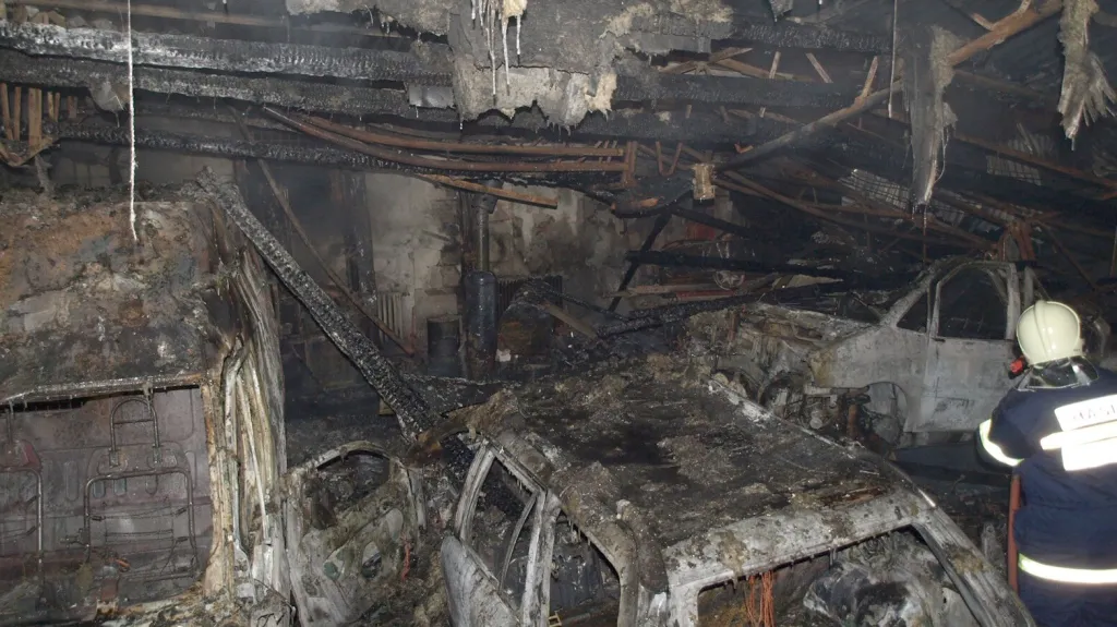 Požár v Šakvicích zničil šest aut a způsobil škodu za dva miliony korun