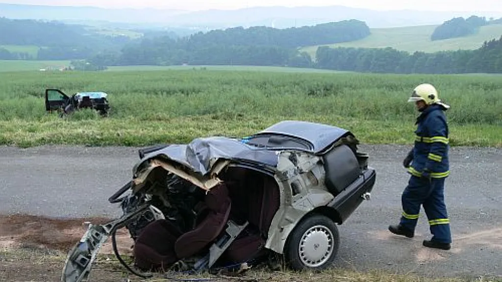 Vozidlo po nárazu do stromu