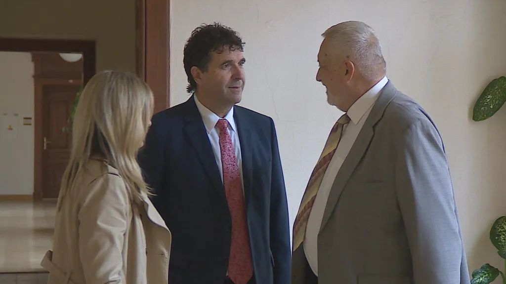 Vlastimil Sehnal (uprostřed) na chodbě soudu