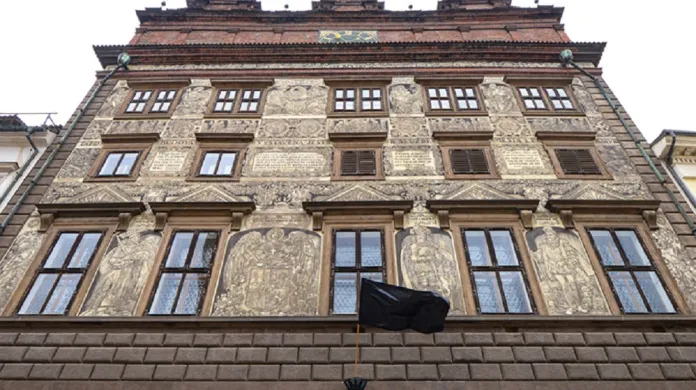 Plzeň vyvěsila na historické radnici černý prapor