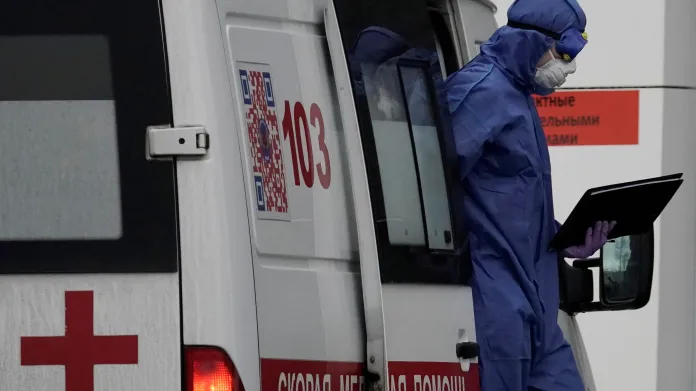 Zdravotník vystupuje ze sanitky u jedné z moskevských nemocnic