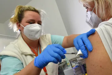 Česko vstupuje do kritického týdne, hejtmani mohou povolat mediky