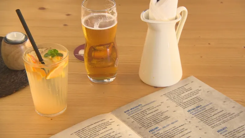 Nevyžádaný led v limonádě zmařil kontrolu míry nápoje