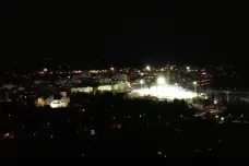 Světla z pardubického stadionu svítí do oken. Město prověří stížnosti