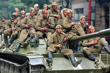 „Velitelé říkali, že jste speciálně cvičené bestie.“ Ze spojenců se přes noc stali okupanti