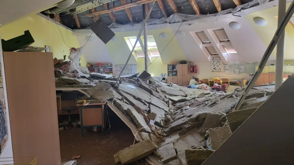 Zřícený strop ve škole v Horních Počernicích
