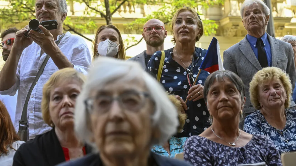 Vzpomínková akce k uctění památky obětí invaze vojsk Varšavské smlouvy v roce 1968 před budovou Českého rozhlasu