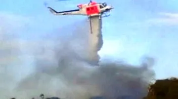 Vrtulník hasí požár