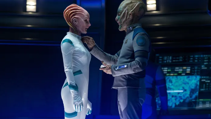 Jeff Bezos se objevil ve filmu Star Trek: Do neznáma v roli mimozemského důstojníka (vpravo)