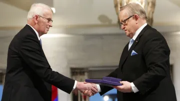 Ahtisaari (vpravo) přebírá Nobelovu cenu
