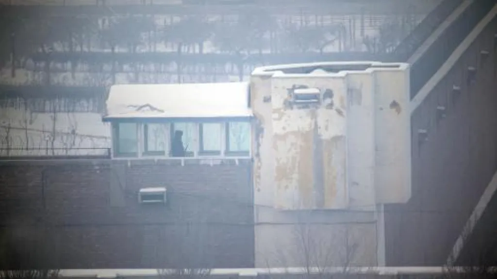 Strážní věž u věznice v čínském Urumči