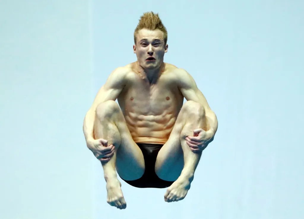Baletně nebo tanečně může působit fotografie skokana do vody během světového šampionátu ve vodních sportech v Jižní Koreji