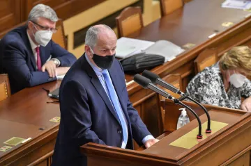Prymula naznačil, že kvůli nákaze přijdou další restrikce. Sněmovna vyzvala k dodržování opatření