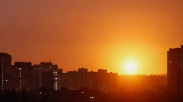 Výbuch rakety osvětluje oblohu nad Kyjevem během ruského raketového a dronového útoku v rámci ruské invaze na Ukrajinu, 14. března 2026