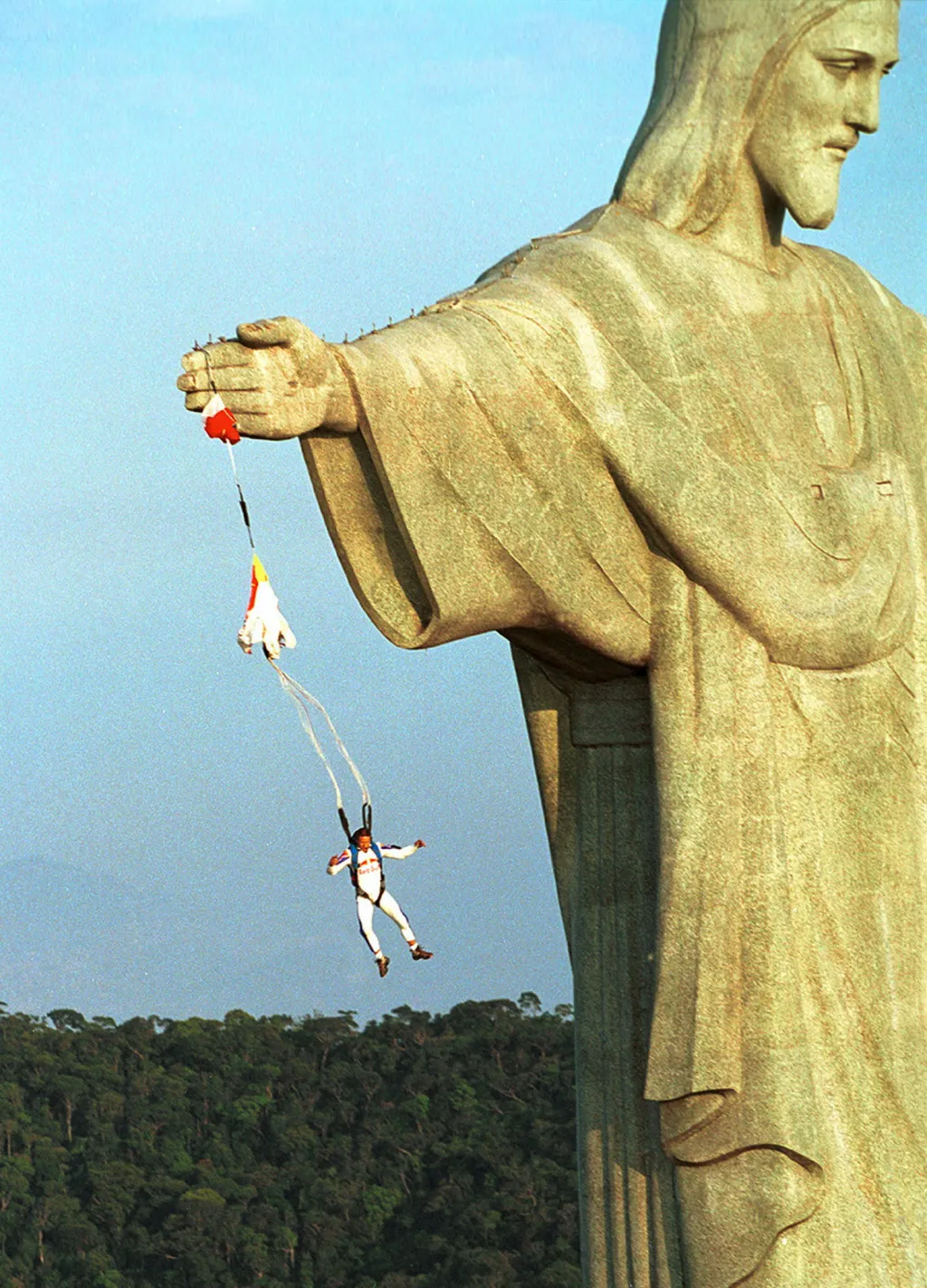 Felix Baumgartner s krycím jménem „Base 502“ skáče z ramene sochy Krista Vykupitele na vrcholu hory Corcovado. Baumgartner se na místě utábořil přes noc a k výstupu použil kuši, kterou vystřelil přes rameno 30 metrů vysoké sochy. Socha i hora se nacházejí ve výšce 747 metrů nad mořem