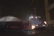 Požár po výbuchu v dubajském přístavu je uhašen