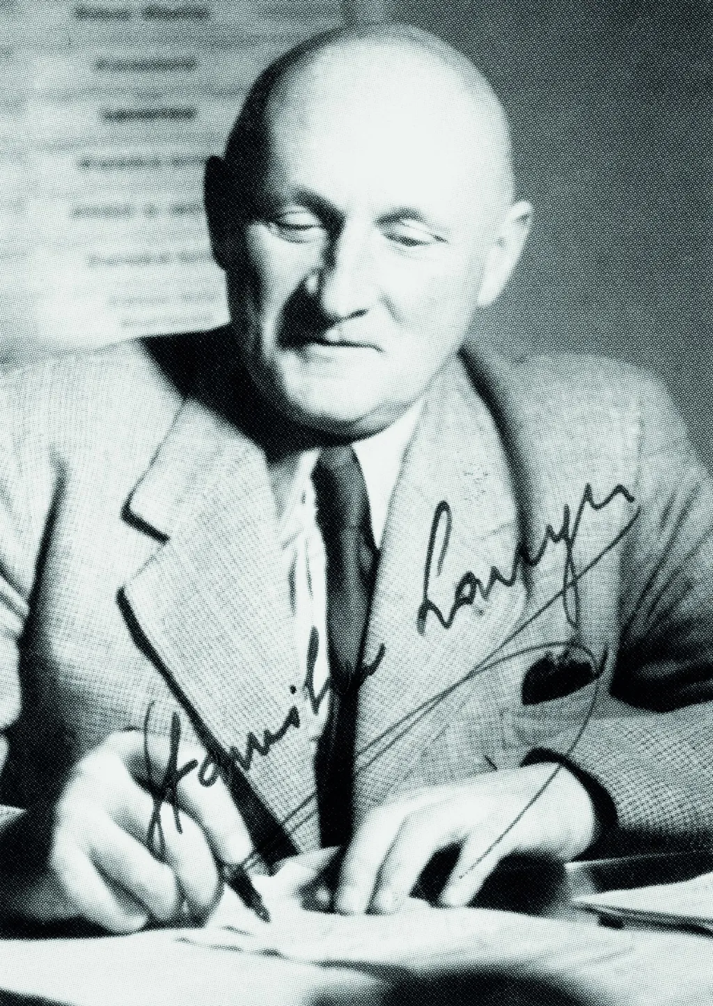 Prvním ředitelem Tylova divadla byl Stanislav Langer, který investoval své finance do výstavby budovy