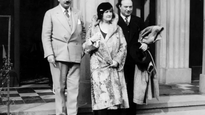 Alma Mahlerová se svým manželem, spisovatelem Franzem Werflem (vpravo), a spisovatelem Šalomem Ašem (1930)